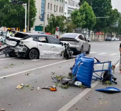 两环卫工被撞身亡系一对夫妻 两条鲜活的生命，一个破碎的家庭。哀悼逝者，也盼正义早