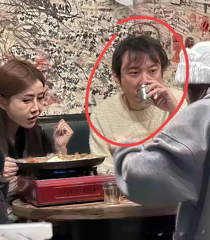 钱是男人的底气。王思聪财务独立，据传自有公司，身家30亿。也赚过钱。现在他父亲王