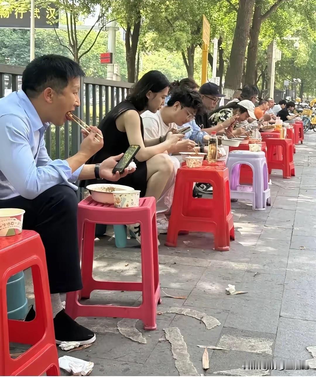 你愿意这样吃，还是跟别人拼桌？
