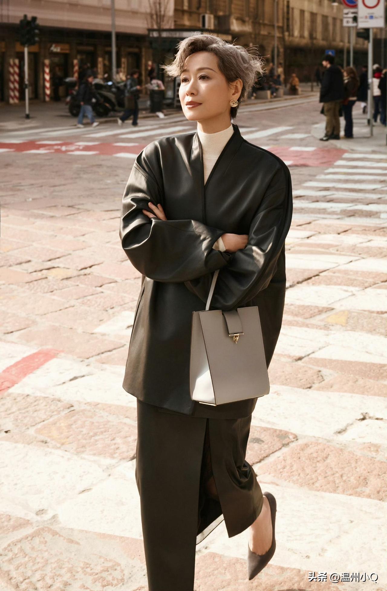 这是63岁的叶童，行走在异国街头，身姿挺拔轻盈，银白短发没有成为她的拘束，反而让