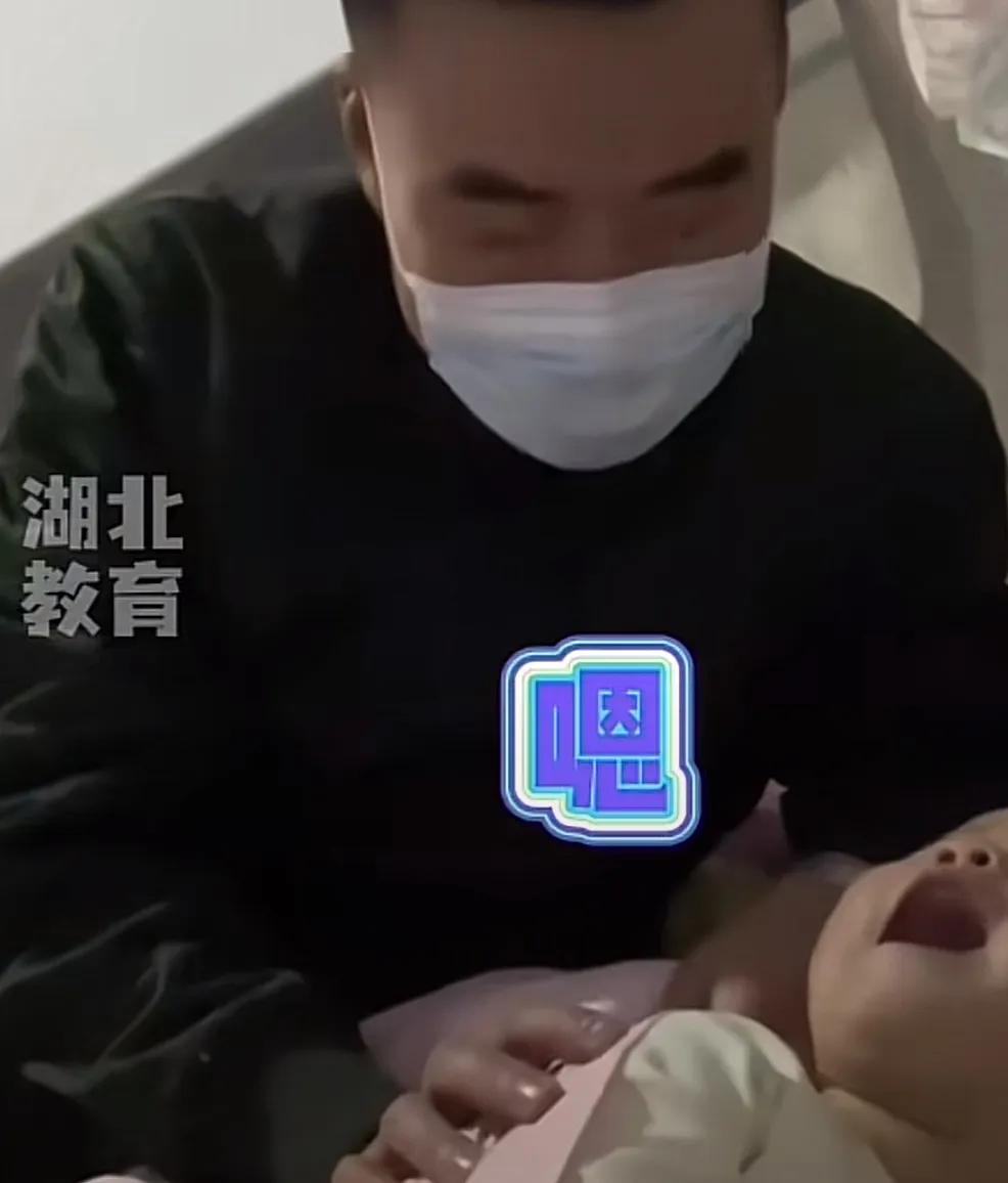 娱乐兵

一个当兵的爸爸回家，咿呀学语的女儿喊爸很正常，如果天天喊就不正常了。军