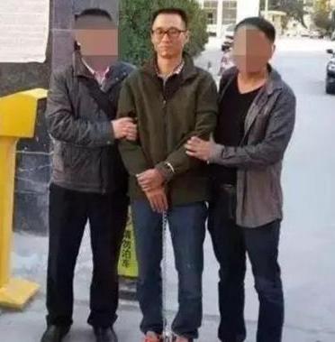 1995年，广东一高干子弟杀死银行运钞员，劫走现金1500万后逃离了现场。此后他