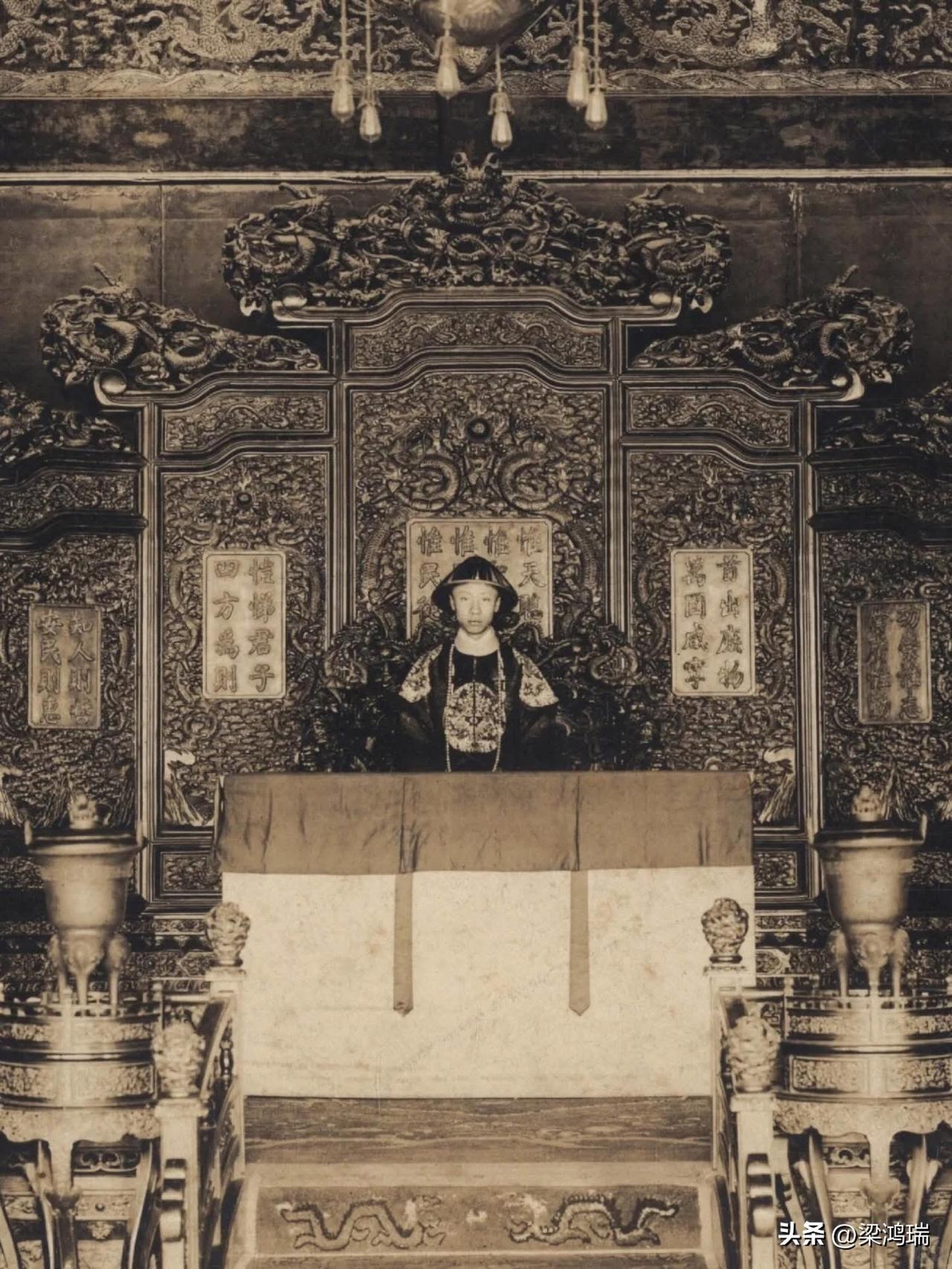 1917年，中国末代皇帝溥仪端坐于紫禁城乾清宫内的龙椅之上。
这张照片定格了“满