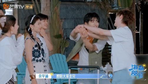 颜安余宇涵灵魂闺弟余宇涵也太够意思了吧！特意跟公司请假，大晚上赶回《海角 88 