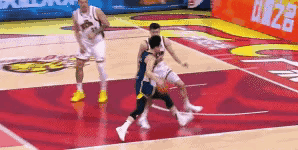 爽文！胡明轩报仇不隔夜！
在和吉林的比赛中，胡明轩强吃内线，结果被曾繁日大手一挥