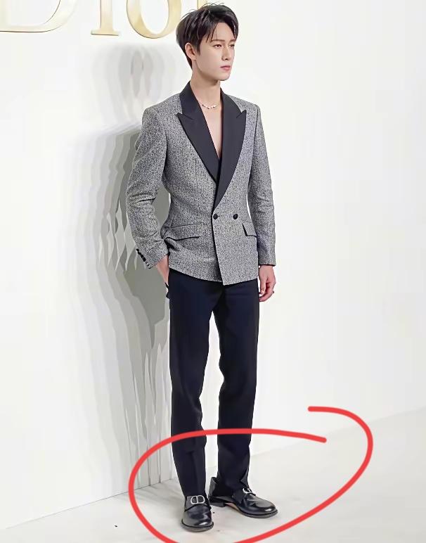 我的天呐，真的没想到

演员李昀锐出席迪奥开幕活动，脚上穿的皮鞋竟然是大两码的！