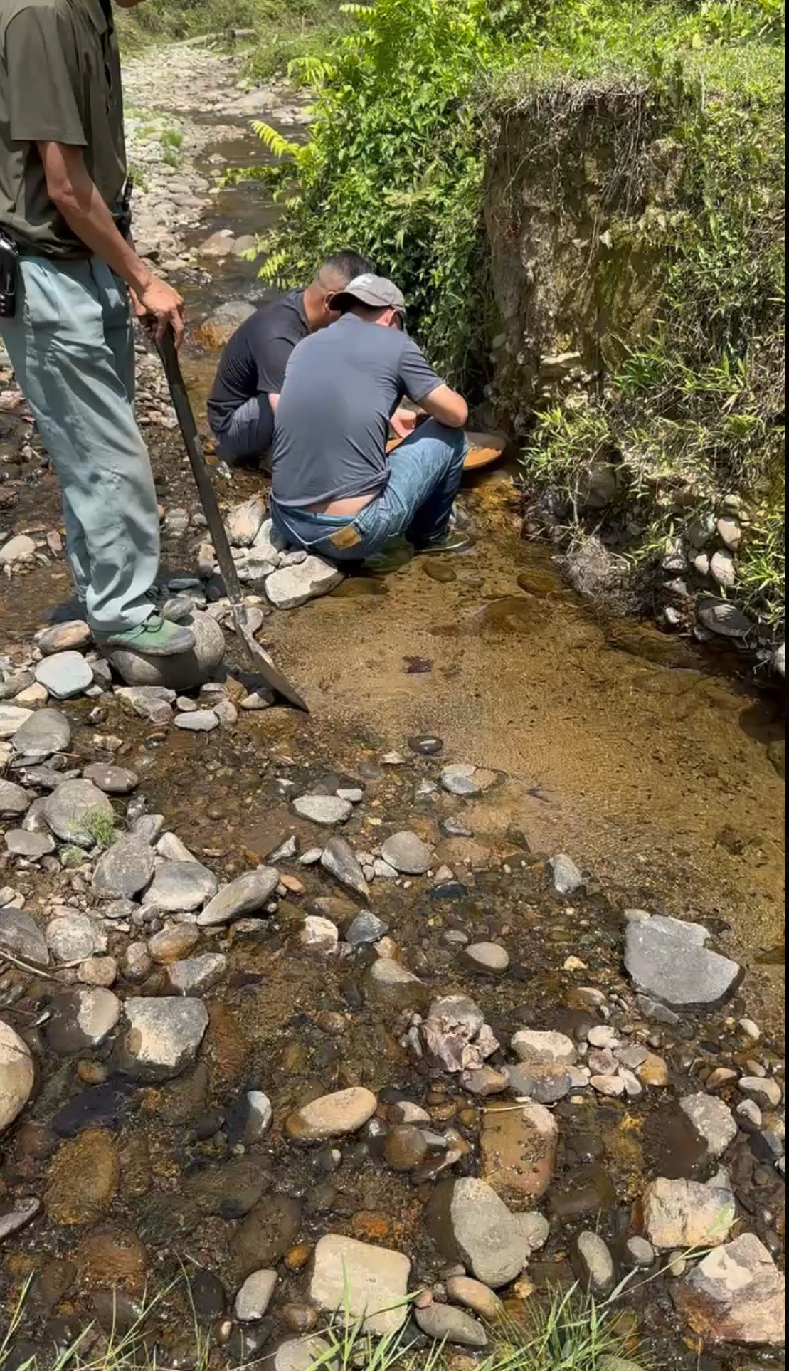 17终于到地方了，那是一个葫芦模样的山谷，下到谷底，水声最先钻出来，带着一股子清