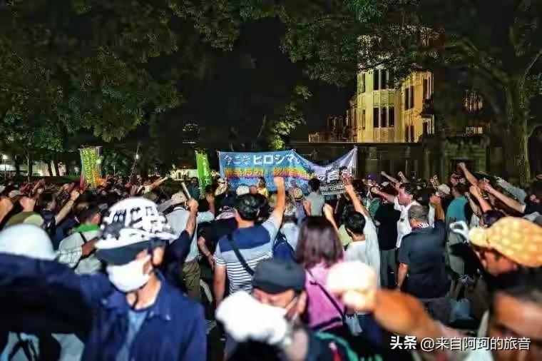 加尔各答的日语考场外边，队伍排出去一百多米长。报名名额先到先得，这些年轻人压根不