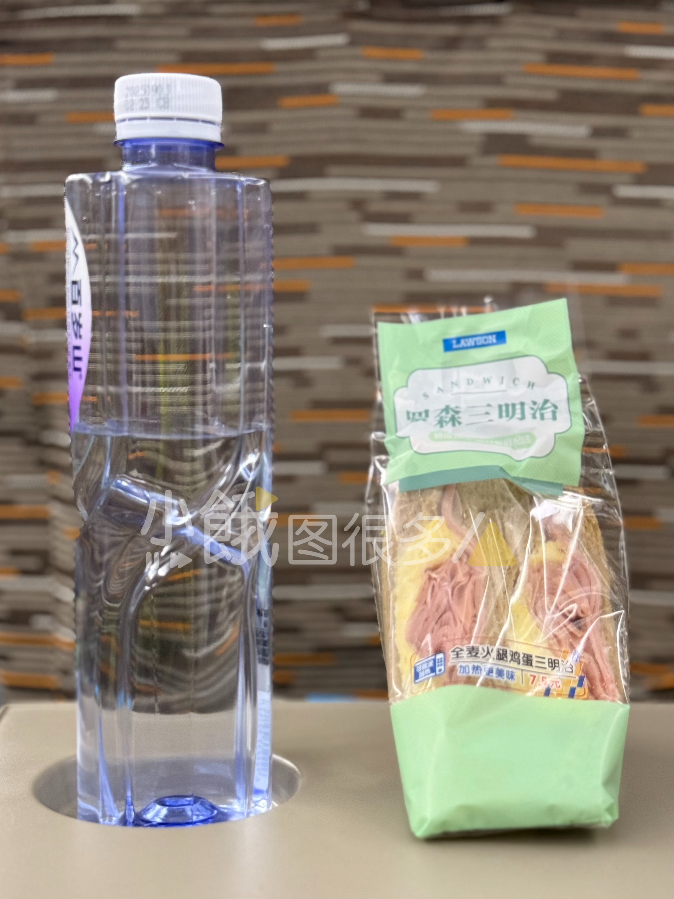 幸好国铁假期加开了临时牛马专列，能比原来最早的那班早到北京，要不然电影《震耳欲聋