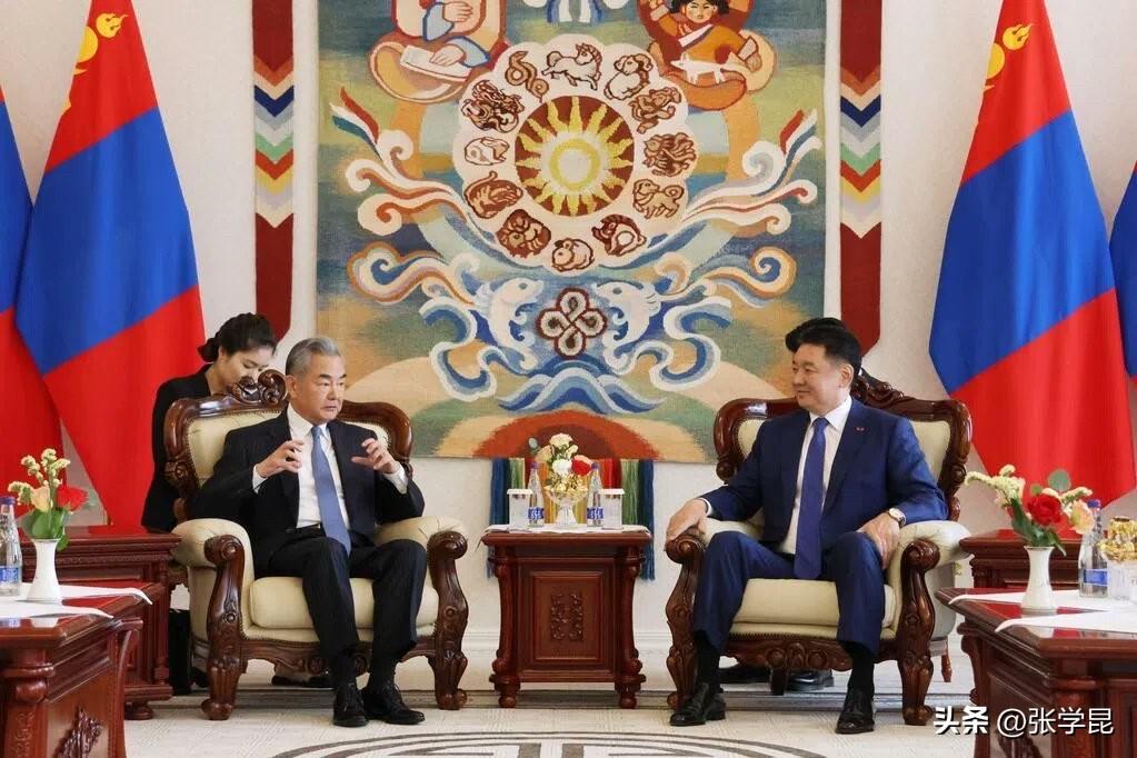 联合早报今天报道：“蒙古国总统呼日勒苏赫会见到访的中国外长王毅时说，对华友好是蒙