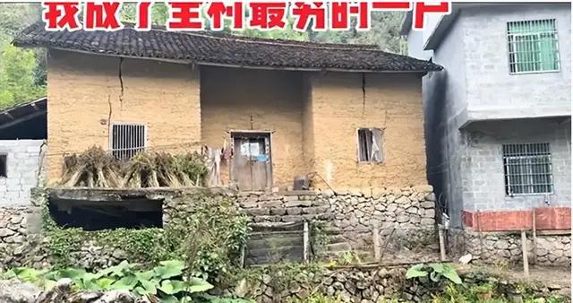 28岁女子一个人挣钱建3层楼，家里就剩她和奶奶，村里我家最穷。
这位28岁的姑娘