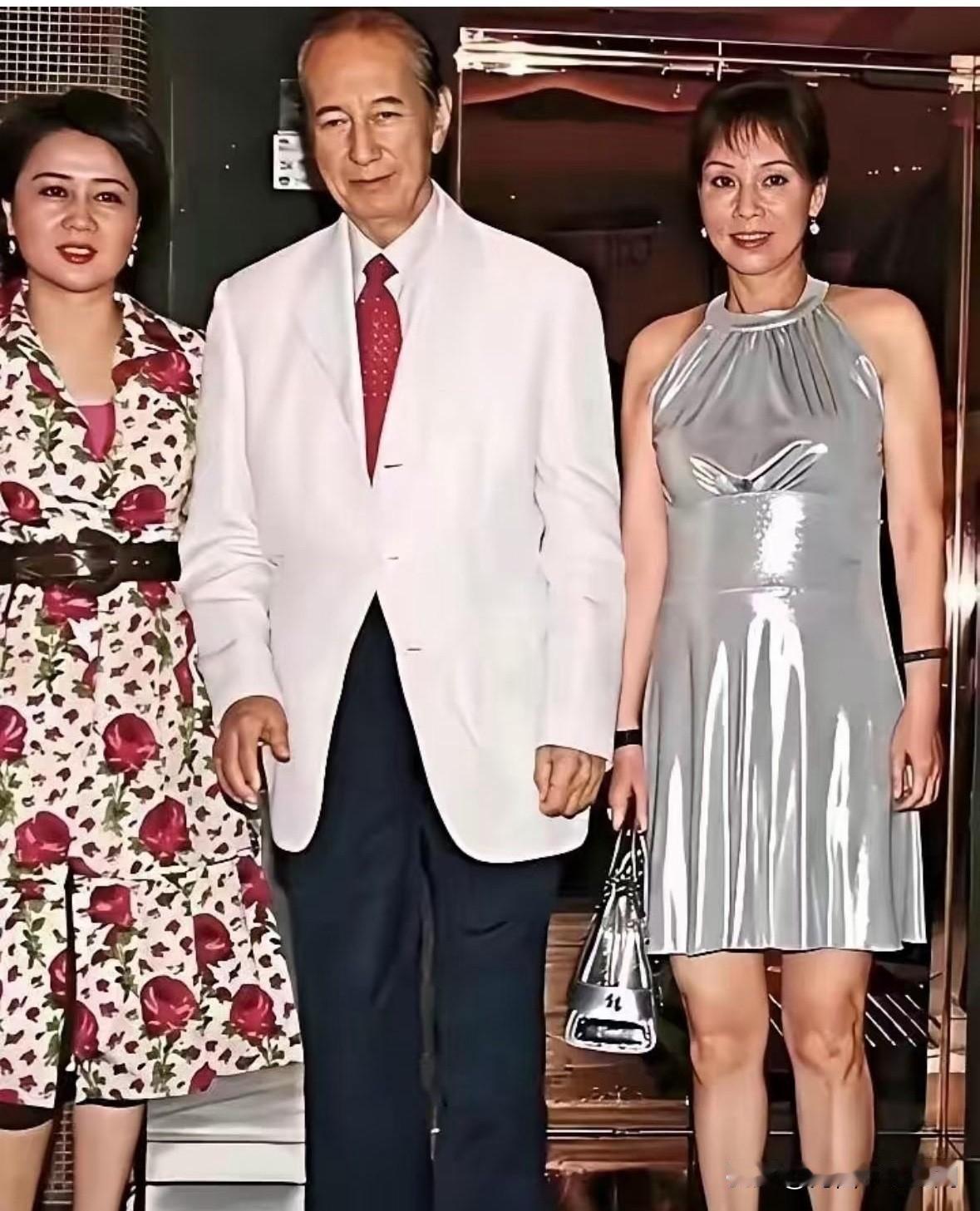 当年“赌王”何鸿燊带着三太陈婉珍和四太梁安琪一同出席参加活动的一幕，气氛非常温馨