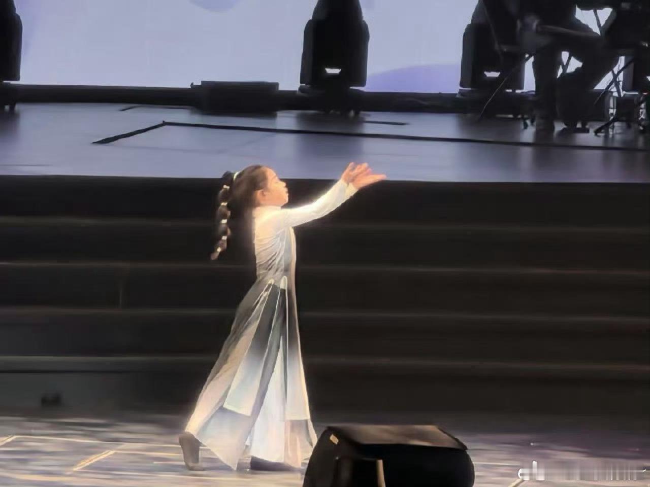王铮亮女儿首次公开登台表演  三巡首站燃爆成都！最惊喜的莫过于女儿球球的舞台首秀