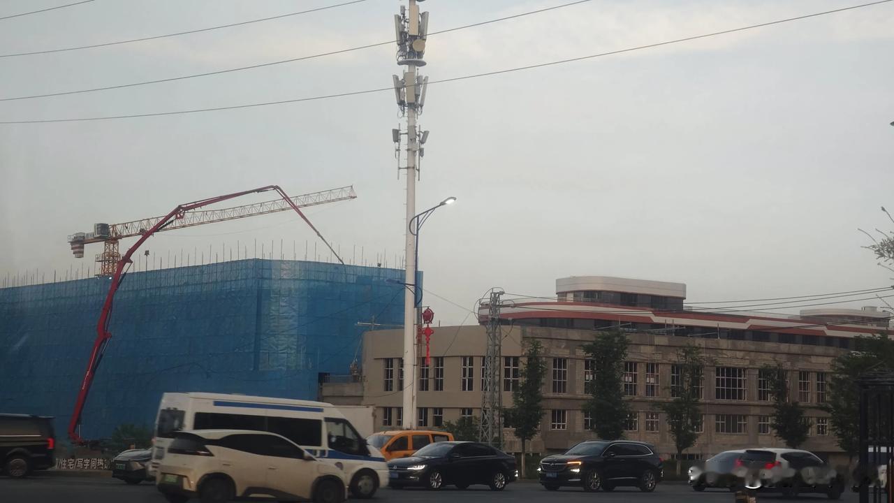 市57中学综合楼开始做外立面了，旁边的初中部教学楼应该是封顶了，距离八九月还剩三