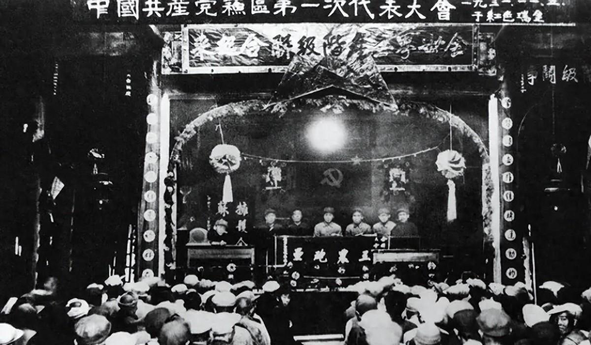 在一次苏区大会上，毛主席诙谐对六位女红军说：好好拍照，未来这些照片会放进博物馆吗