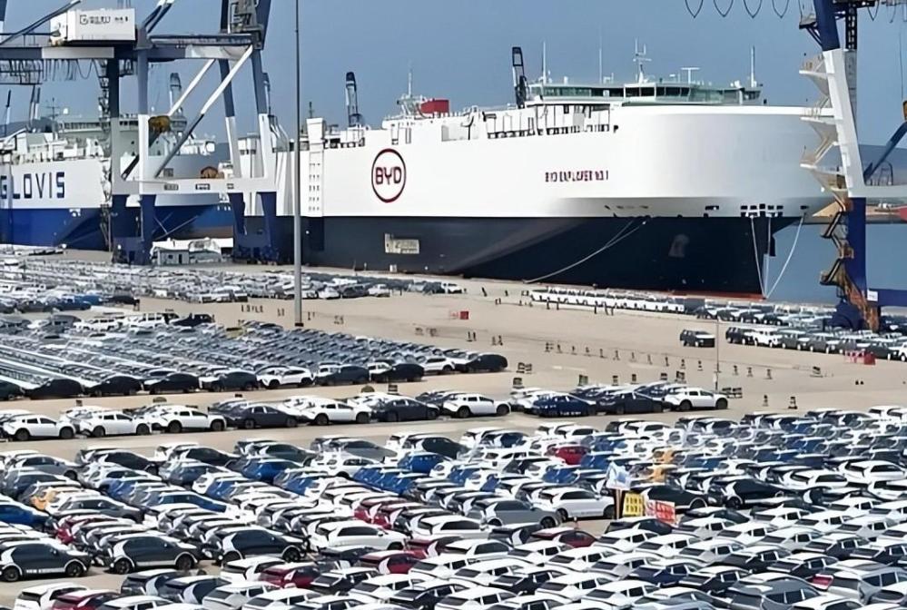 3月27日，比亚迪2025年财报出炉，表面风光无限，实则藏着行业巨变的信号。
