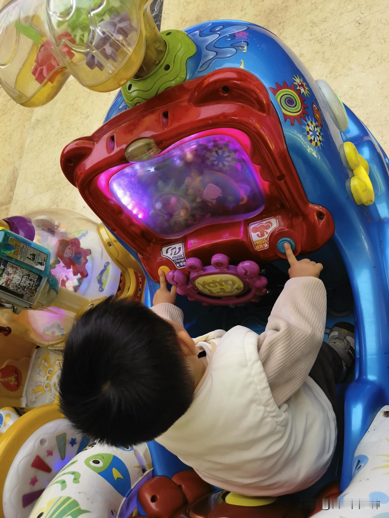 你才两岁，我下半辈子该怎么熬
现在越看越像自闭症了。当初一岁半的体检，医生也说是