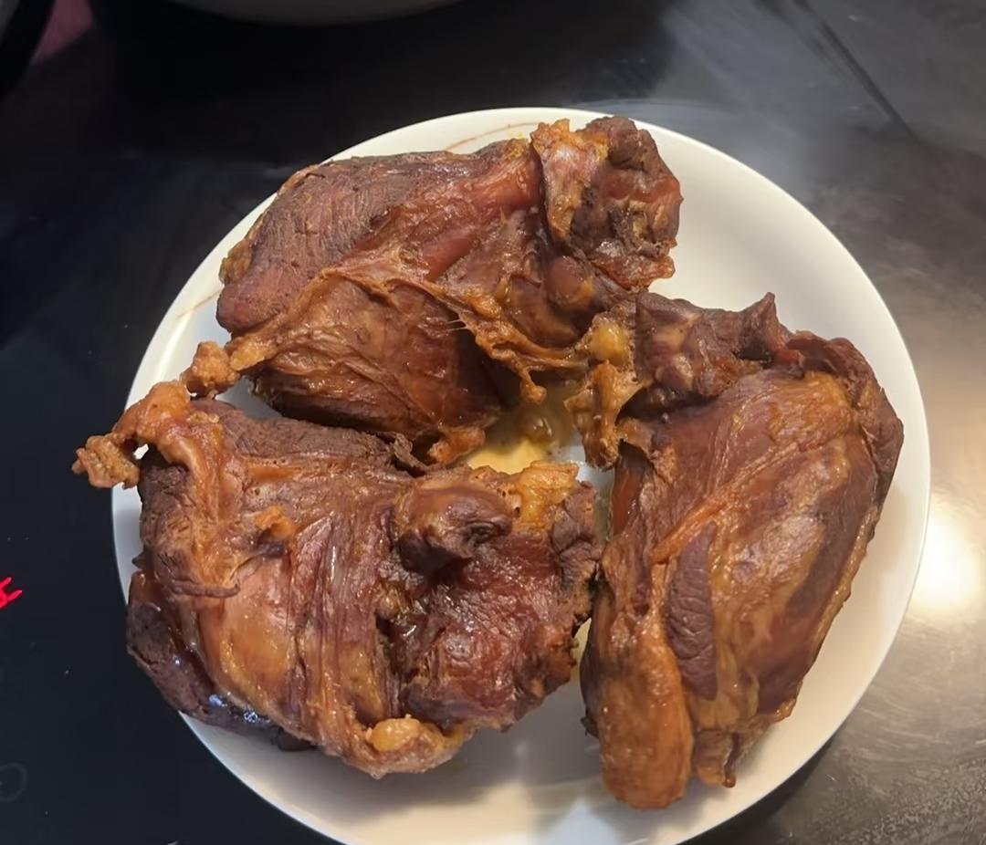 婆婆穿儿子旧T恤真空在家，儿媳瞅着别扭。
不是嫌她穿得少，是怕她着凉。
老一辈觉