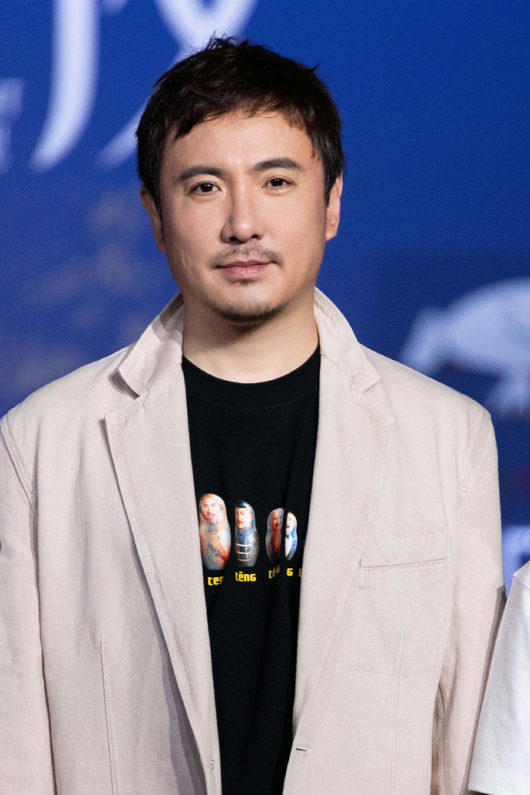 沈腾褪去所有综艺感和喜剧标签 欢迎来龙餐馆沈腾收起全部综艺感与喜剧包袱，不玩梗不