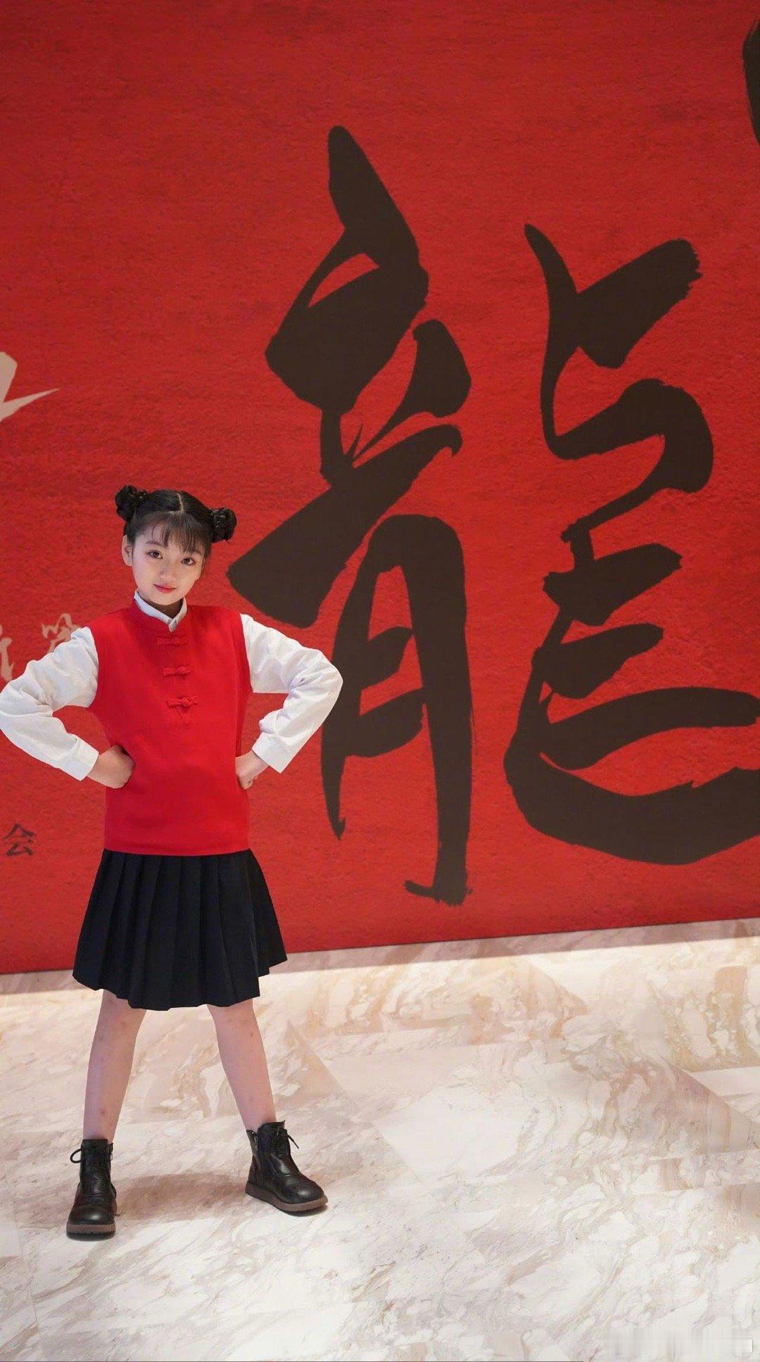 #爸爸去哪儿阿拉蕾长大了# 阿拉蕾崔雅涵2016年曾作为素人萌娃参加《爸爸去哪儿