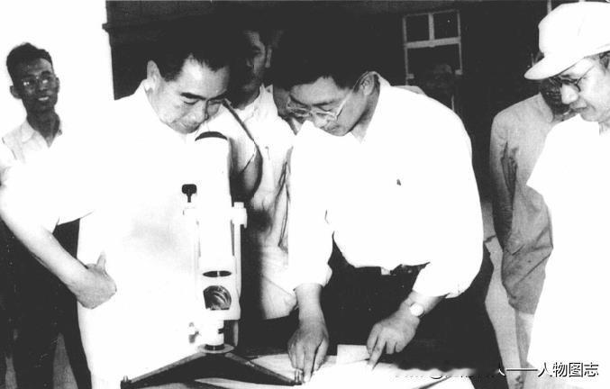 周恩来视察南开大学卫星观察站
