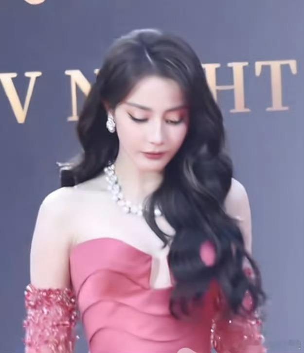 好久不见迪丽热巴走红毯好香~ 