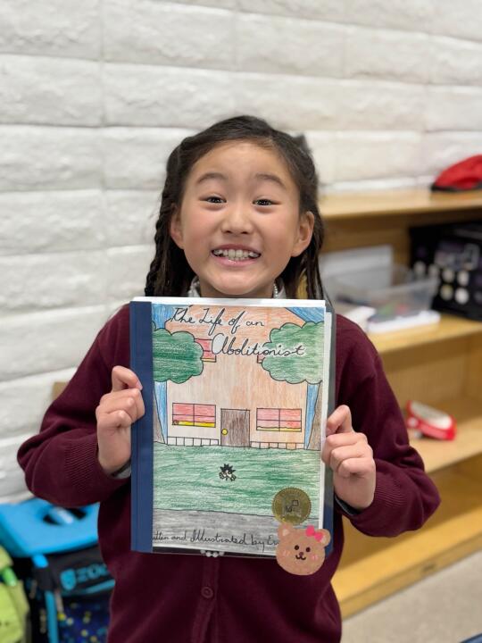 让我们停下来恭喜一下这位女士作文得奖啦