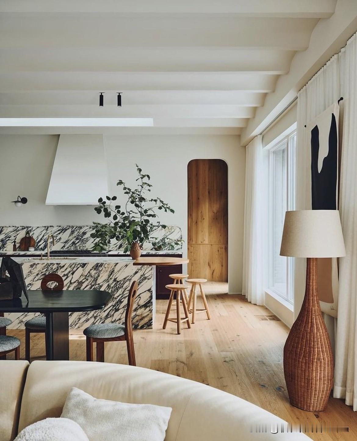 2026年的软装设计潮流：

去风格化、重个性、自然共生、中式国潮、松弛治愈、无