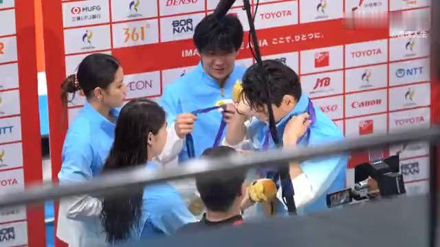 现场实拍暖心一幕！张雨霏、余依婷、董志豪，一起把金牌给徐嘉余