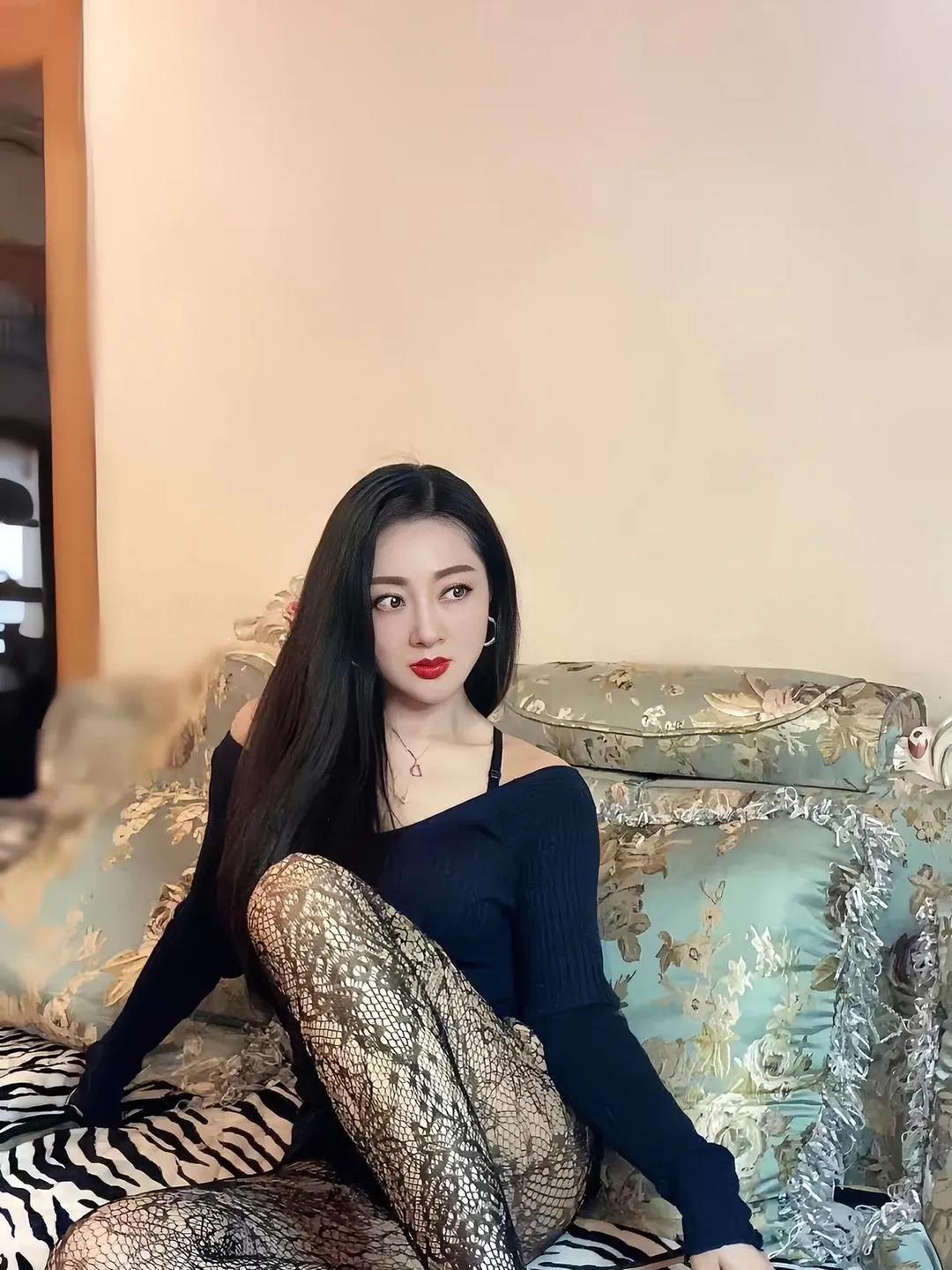 此女面露凶色，一脸的横丝儿肉！善哉