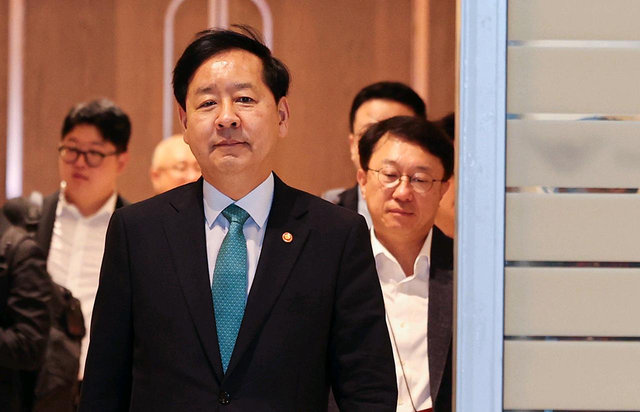 韩国媒体消息，韩国具润哲副总理抵达华盛顿后表示，美方或接受韩方关于外汇市场安全机