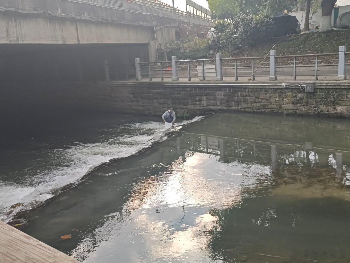 有人清淤堵 有人除尘埃借一缕时光 还一片净土劳动者造了好梦 值得称颂有人赴风尘 