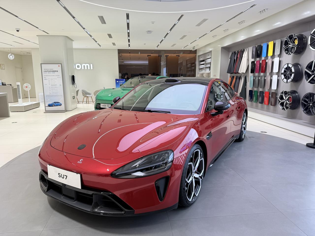 发布会结束就去店里摸了摸展车。内饰全面向YU7看齐，座椅也更舒服了。因为明早才能