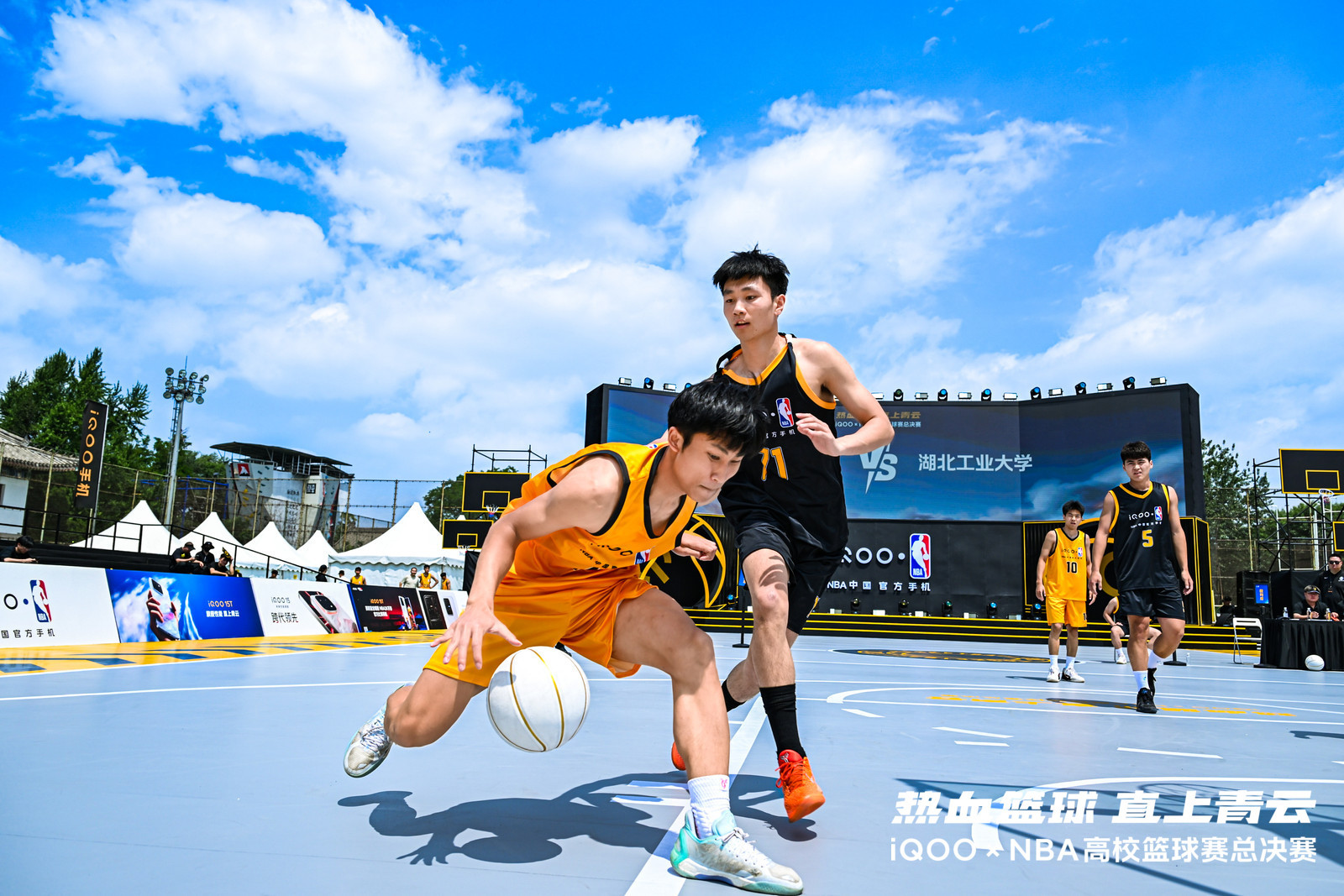看了iQOOxNBA高校篮球赛总决赛现场的直播，满场观众的呐喊声依旧清晰。大家自