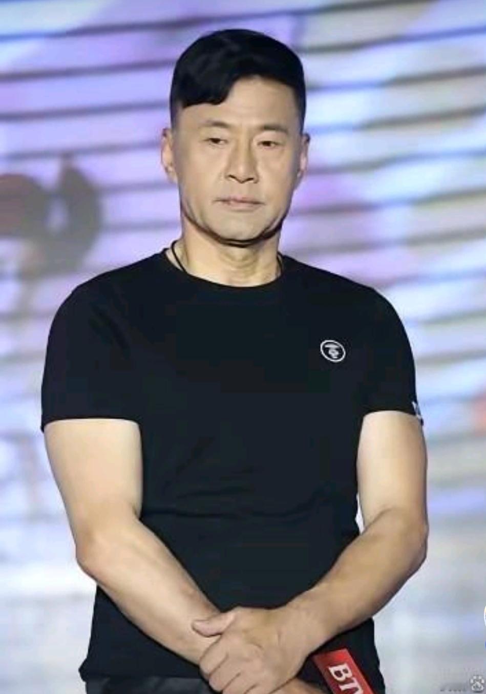 于荣光官宣离婚的消息爆出来时，全网没人敢信这是真的。
于荣光怎么也想不通，结婚3