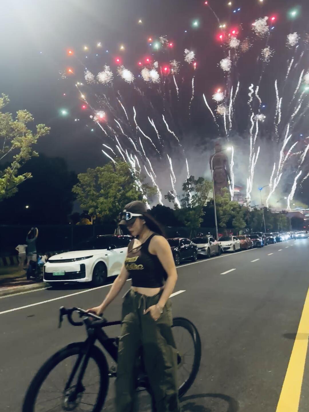 烟花是夜空的诗，每一朵都是独一无二的浪漫。