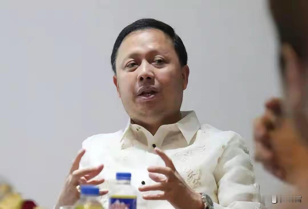 菲律宾前议员萨尔迪·科还是没有那么聪明呀，他以看病为由，跑到美国化身“正义的吹哨