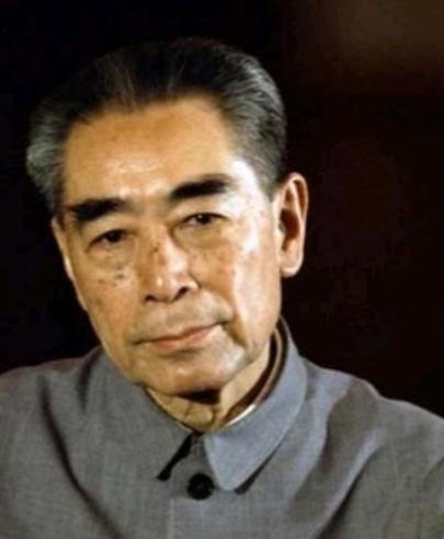 周总理逝世后，由韩宗琦负责为其穿寿衣，可当韩宗琦接过卫士们递过来的寿衣后，顿时大