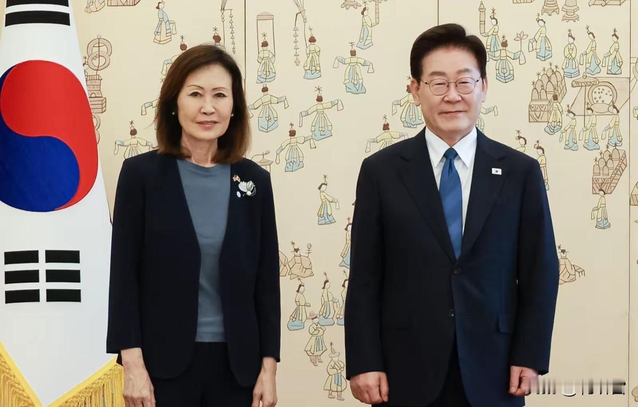 李在明估计要头疼了，新任的美国驻韩大使米歇尔·斯蒂尔，虽为韩裔且叫朴恩珠，但她不