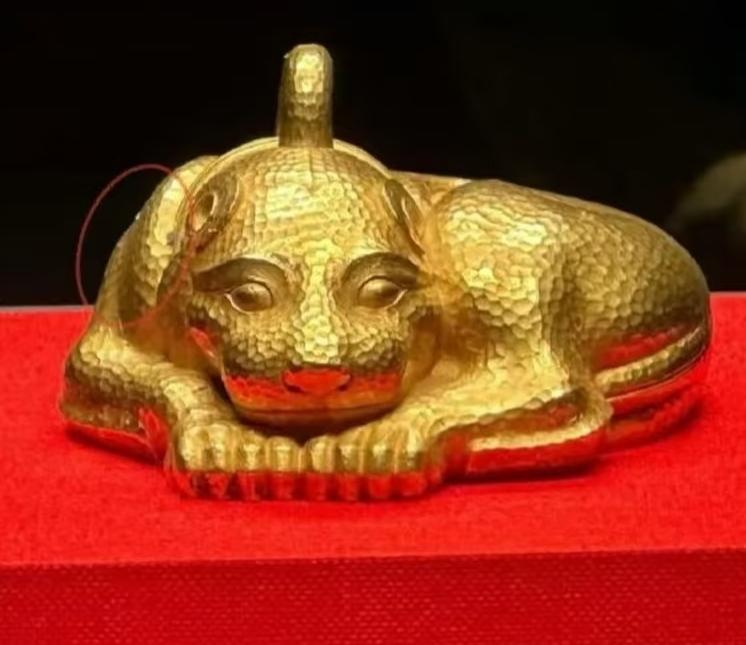 关于镇院之宝之一金兽疑似“脱皮”的说法，南博工作人员回应那是“包浆”。
原话大致