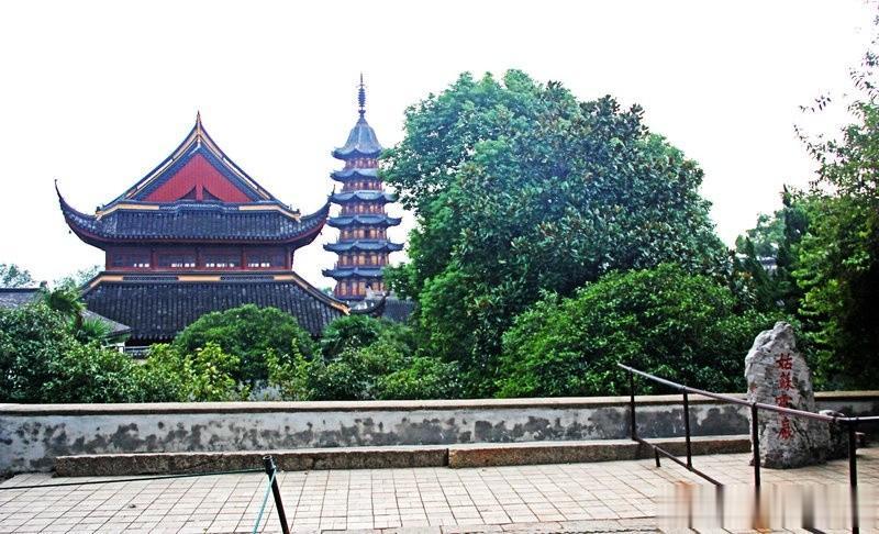 【西施的“别墅”】
苏州灵岩寺，以前是春秋时期西施美女的“别墅”。
吴王夫差为了