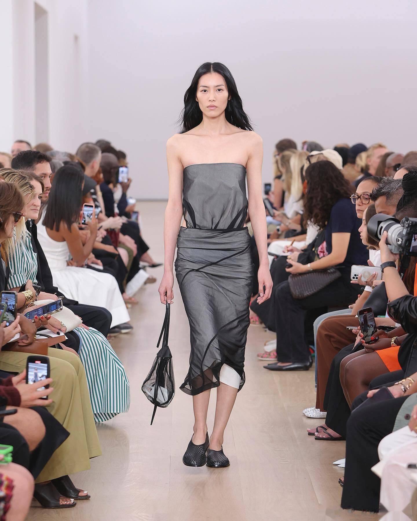劳模大表姐刘雯的2024春夏时装周looks#Ins# ​​​