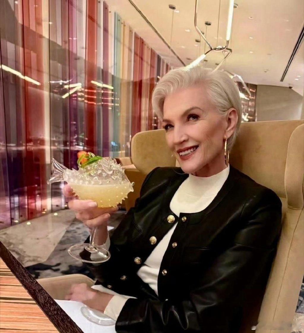 · 马斯克在美国大获成功，他妈妈在上海过得也很开心，穿得漂亮，常去高档地方，让人