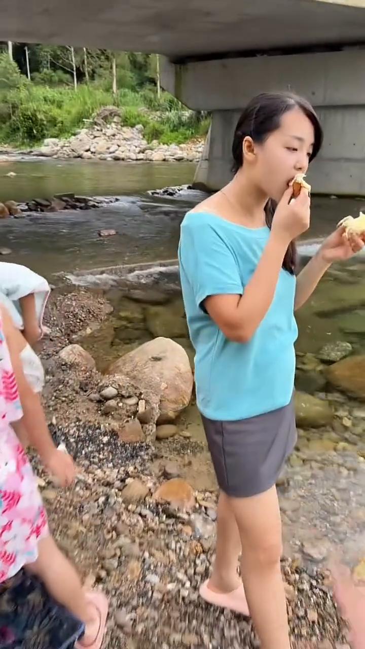 这个内衣漏出来了，这样穿的。