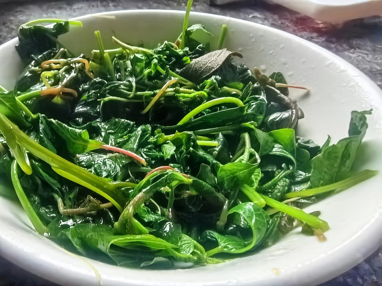 下班回家晚了，冰箱空空荡荡，也没来得及出门买菜。正发愁晚上没青菜吃，忽然想起阳台