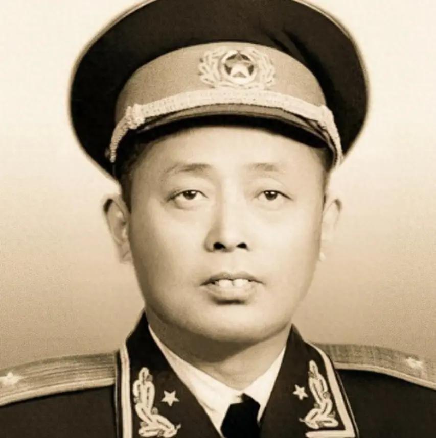 1949年，二野四兵团途经麻城时，一个盲人老太太走了过来，询问儿子的下落，陈赓笑