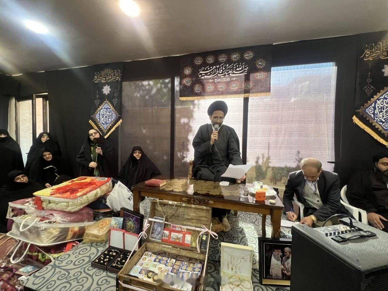 伊朗女性捐黄金首饰支持国防伊朗卡尚的女性捐赠了230件黄金和首饰，用于帮助恢复和