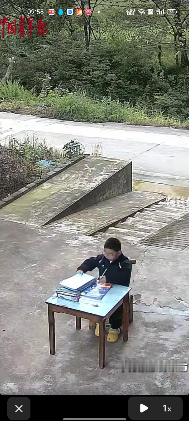 5月4日，铜陵市枞阳县。八岁男孩假期主动安排时间，坚持学习，早上六点就支好桌子读