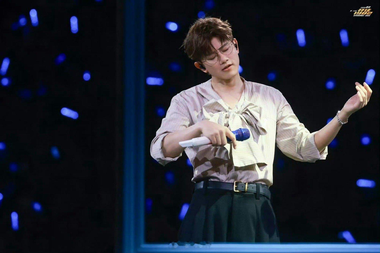 张杰演唱会唱演唱会 张杰演唱会现场唱响《演唱会》，字字句句都是对舞台的热忱，双向