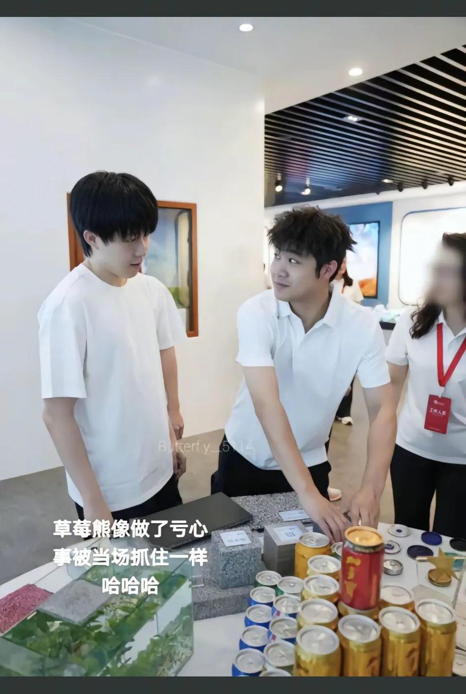 草莓熊：你别这么看我，想问话太阳的事就明着问[偷笑]
草莓熊:不要用这样的眼光看